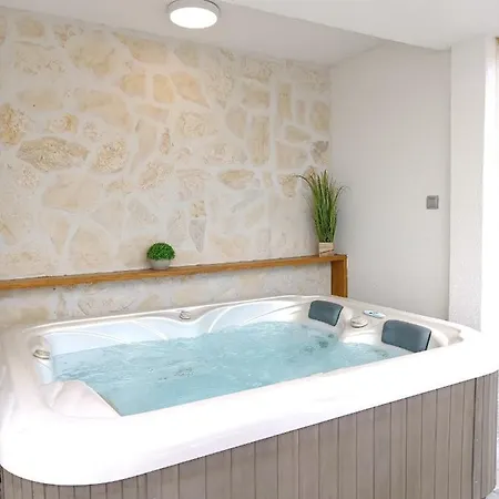 Tonina - House With Terrace, Jacuzzi, Free Parking * ספליט