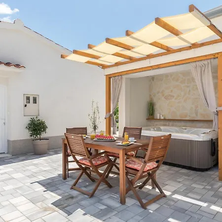 דירה Tonina - House With Terrace, Jacuzzi, Free Parking *