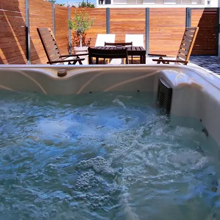 Tonina - House With Terrace, Jacuzzi, Free Parking * ספליט